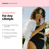 Instant Hydration atleta bebiendo en gimnasio tras entrenamiento para recuperación