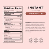 Instant Hydration vertiendo sobre en botella para mezcla rápida y rehidratación