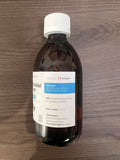 Institut Katharos botella junto a plantas, imagen que sugiere origen natural y limpieza
