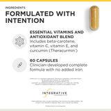 Integrative Therapeutics cápsulas en mano para comparar tamaño y conveniencia