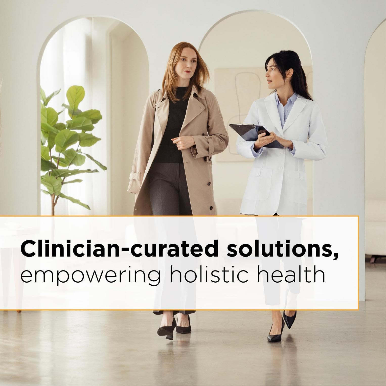 Integrative Therapeutics Curalieve botella en mano sugerente de uso diario conveniente