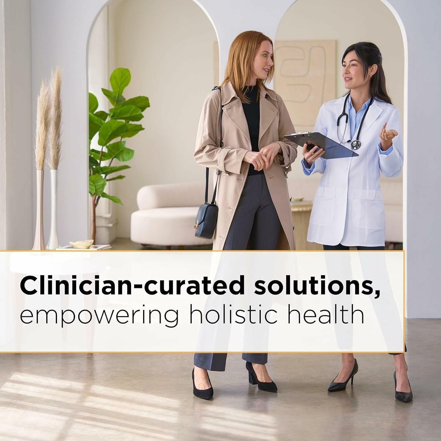 Integrative Therapeutics cápsula sostenida en mano, ilustra tamaño y facilidad de ingestión