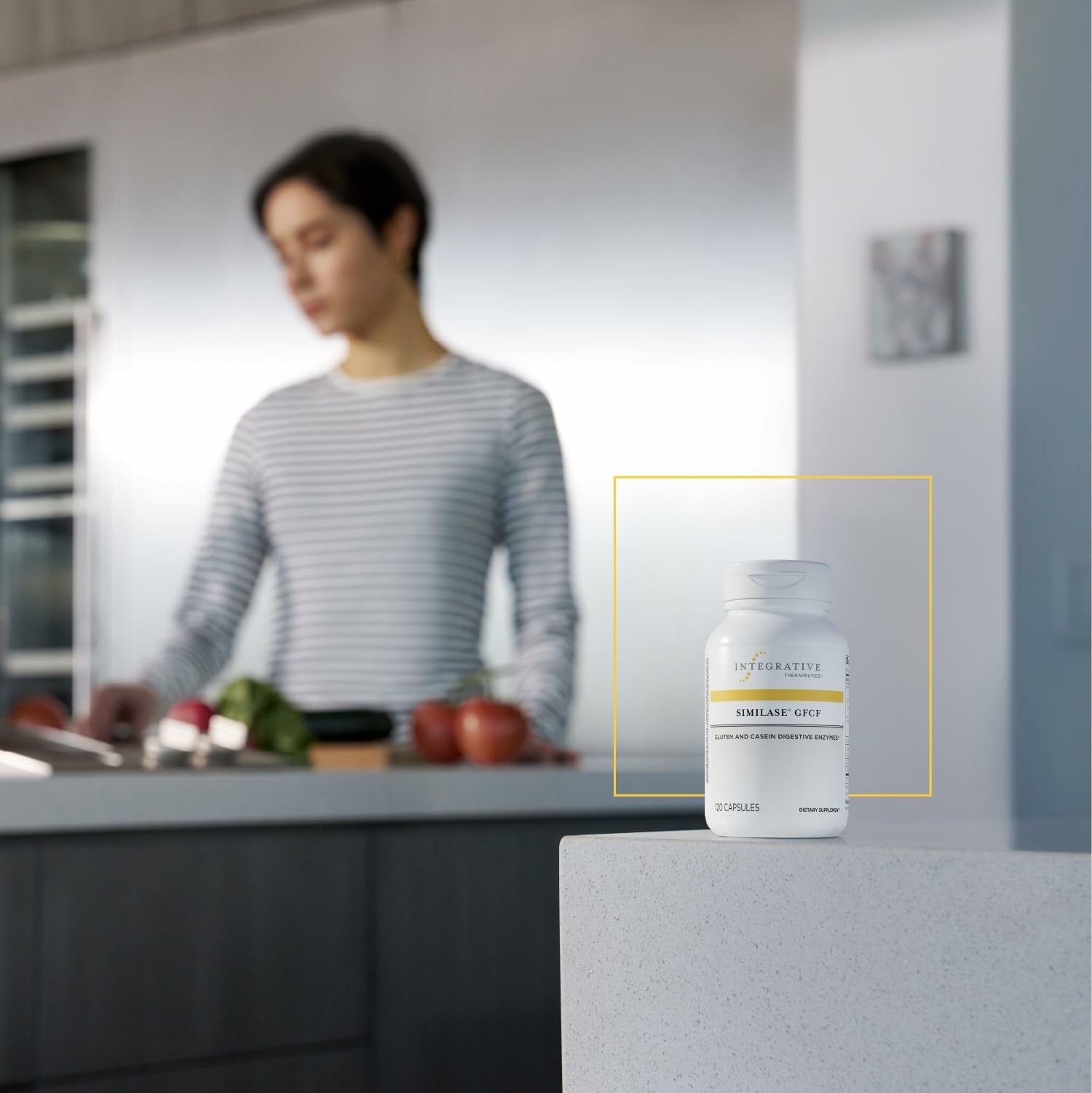 Integrative Therapeutics suplemento junto a plato para uso con comidas