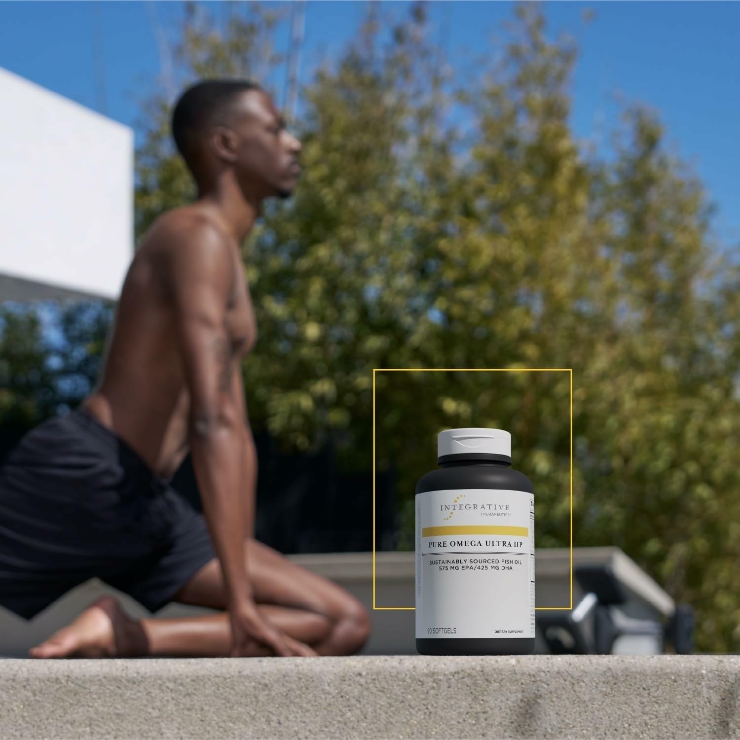 Integrative Therapeutics cápsula en mano demostrando tamaño y porción diaria práctica