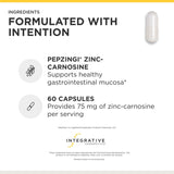 Integrative Therapeutics cápsula sostenida en la mano para percepción de tamaño