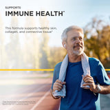 Integrative Therapeutics cápsulas en la mano para mostrar dosis diaria y conveniencia