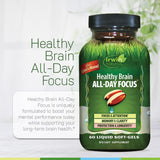 Irwin Naturals cápsula junto a mano para comparar tamaño y comodidad
