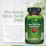 Irwin Naturals suplemento junto a pesas ilustrando uso durante entreno