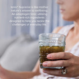 Vaso servido con Isagenix Ionix Supreme demostrando consumo diario conveniente.