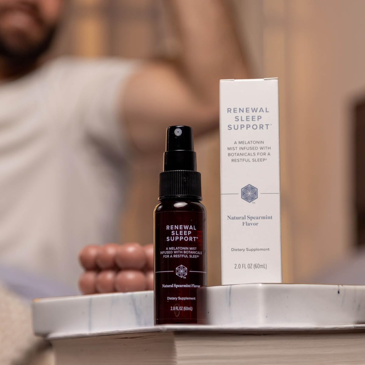 Isagenix spray en mesita de noche mostrando uso antes de dormir