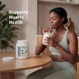 Persona deportiva disfrutando batido Isopure tras ejercicio