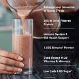 Isopure batido mezclado en smoothie con frutas para nutrición añadida