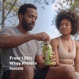 Isopure servido en vaso con fruta, sabor afrutado y apetecible