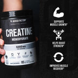 Atleta masculino en gimnasio usando Jacked Factory creatina antes del entrenamiento