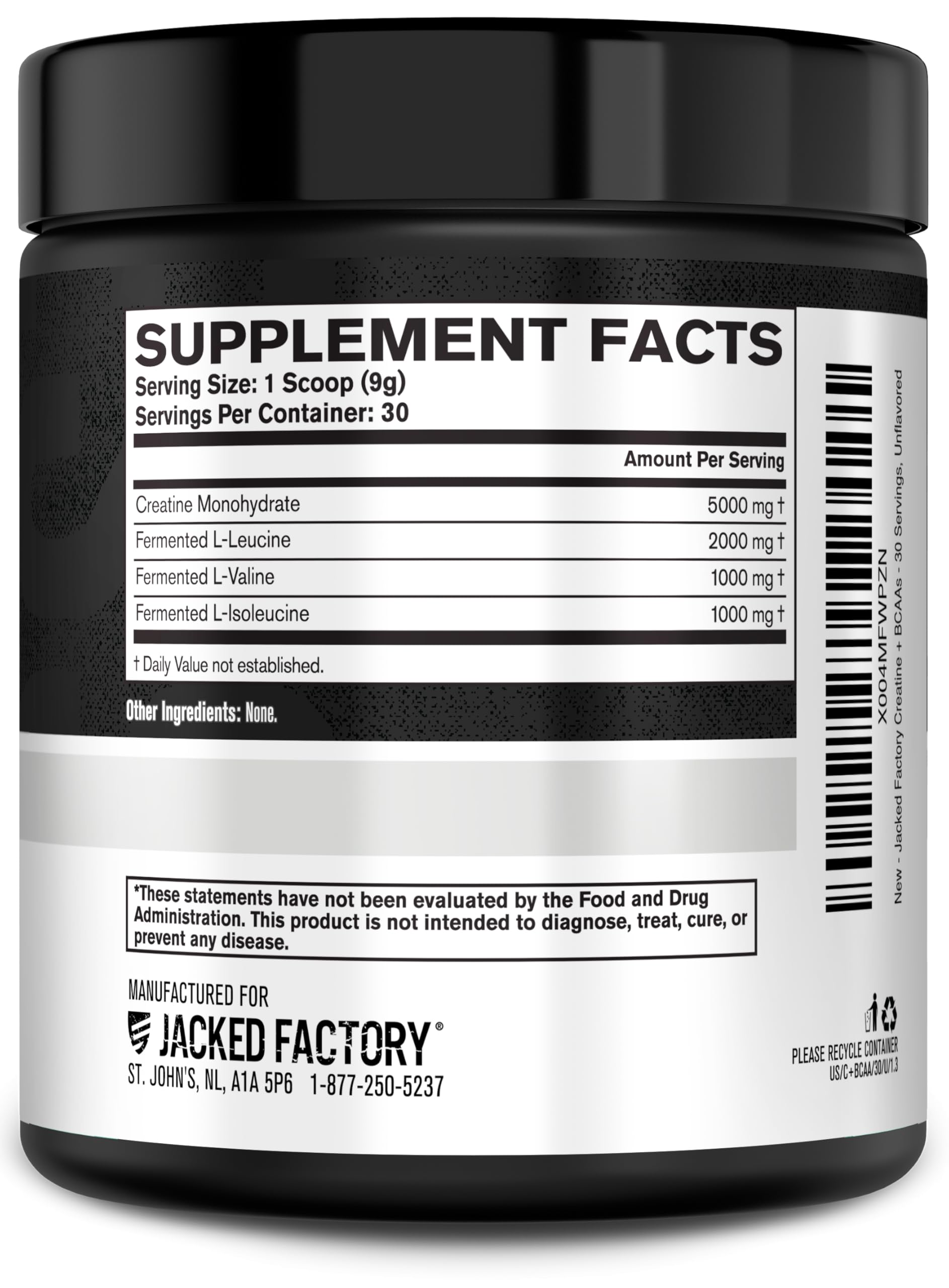 Botella de agua y envase Jacked Factory Creatine + BCAAs en una cocina minimalista