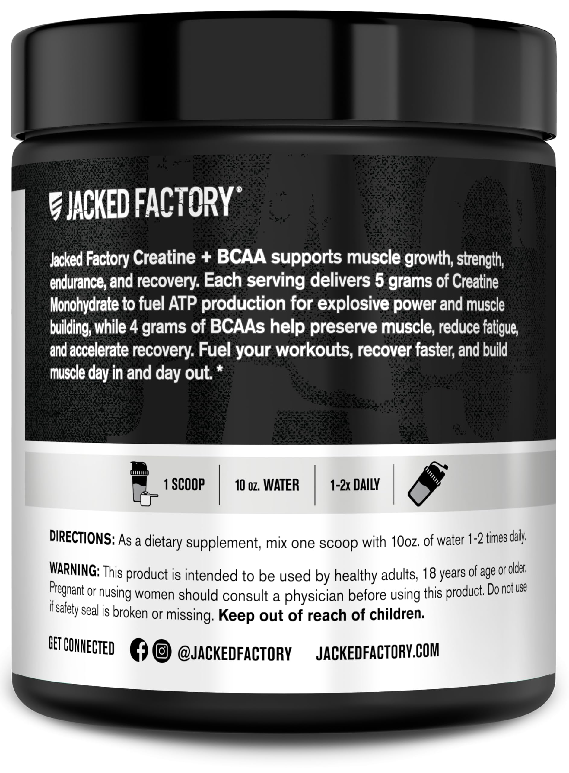 Atleta en gimnasio mezclando Jacked Factory Creatine + BCAAs durante el entrenamiento