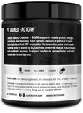 Atleta en gimnasio mezclando Jacked Factory Creatine + BCAAs durante el entrenamiento