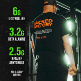 Jacked Factory vaso con bebida blue raspberry vertiéndose y sabor vibrante