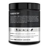 Jacked Factory uso en gimnasio mezclando suplemento antes de entrenar