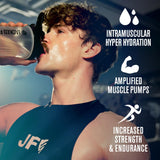 Jacked Factory mezclando el líquido con pre‑workout para mayor potencia