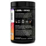 Jacked Factory Wick Mode bebida sirviéndose con frutas que sugieren sabor tropical