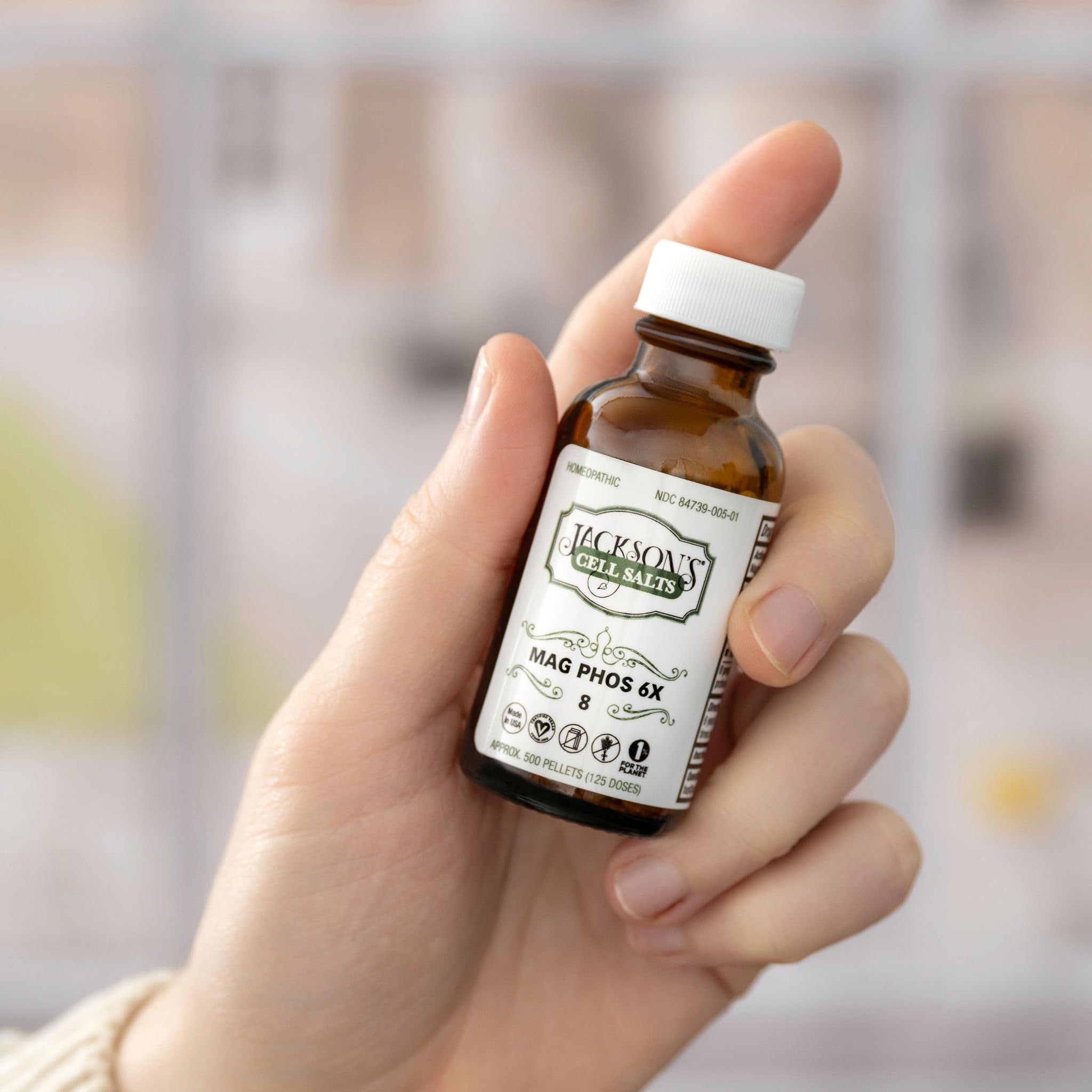 Jackson's frasco en mano para comparar tamaño y facilitar almacenamiento