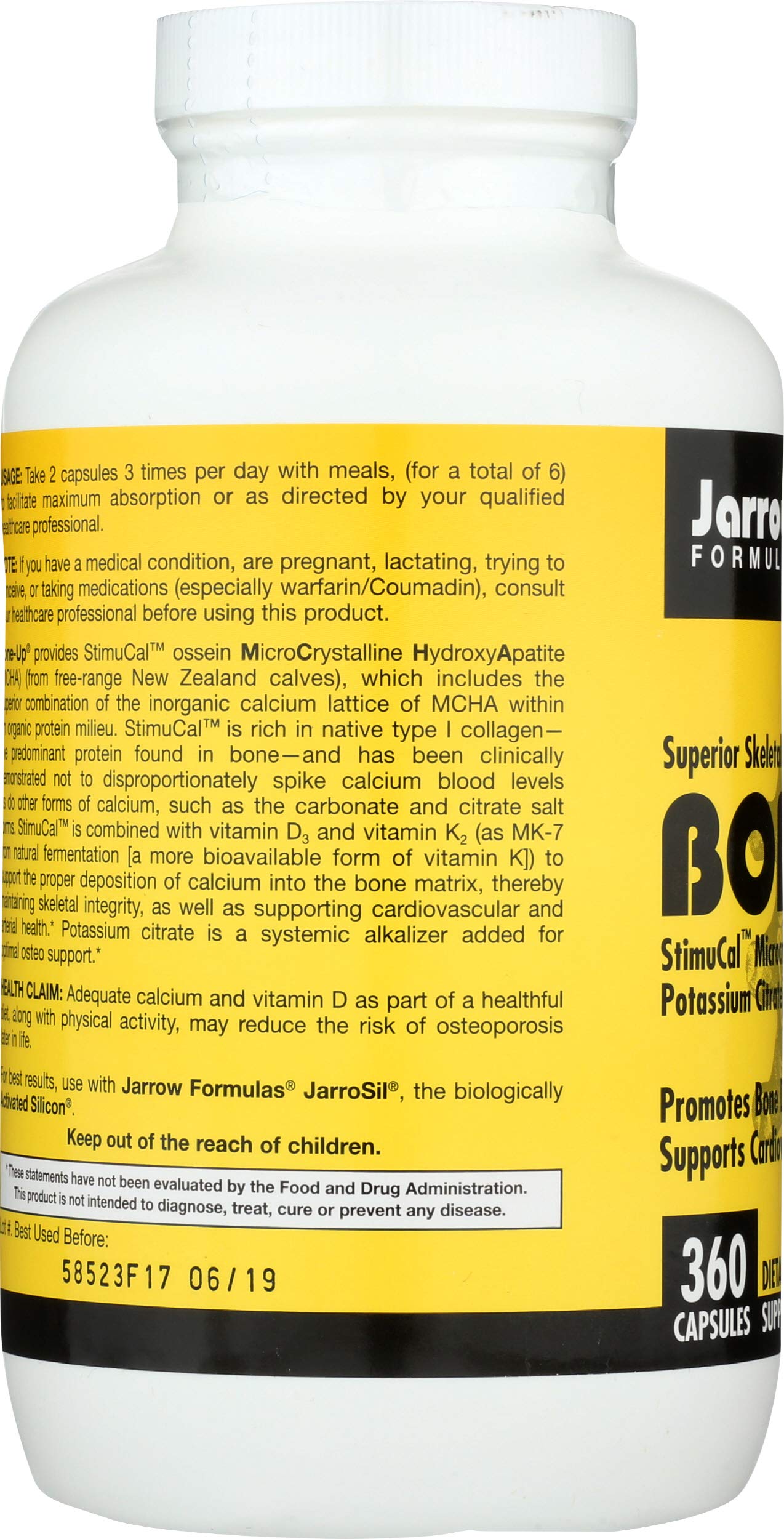 Jarrow Formulas BoneUp cápsulas en la palma de la mano para mostrar tamaño y dosificación práctica