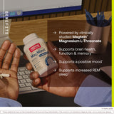 Jarrow Formulas MagMind cápsulas en mano para visualizar la dosis diaria