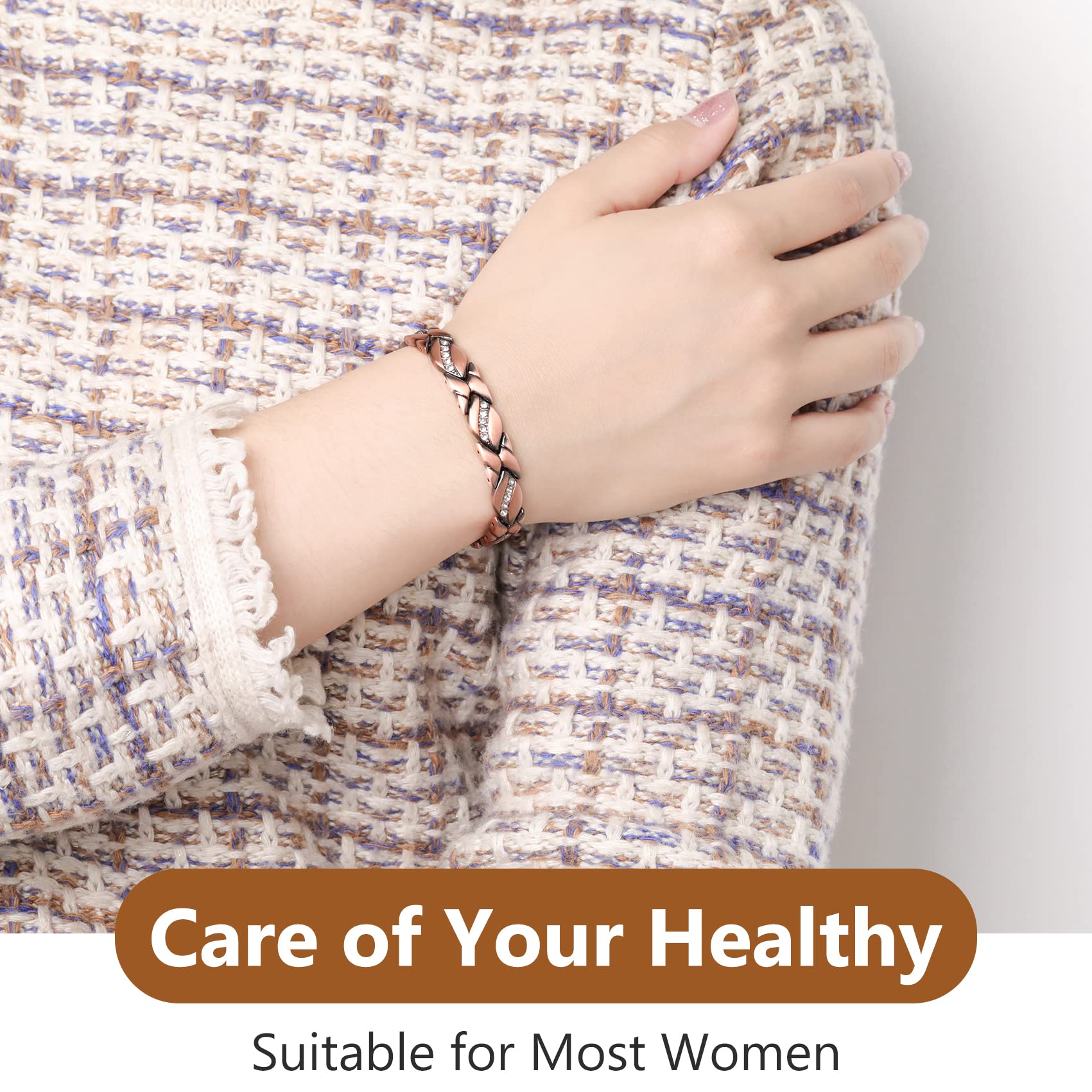 Jecanori pulsera colocada en atuendo casual mostrando estilo diario