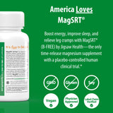 Tableta de MagSRT Jigsaw Health en mano para comparar tamaño y dosificación práctica