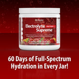Vaso frío preparado con Electrolyte Supreme Jigsaw Health para hidratación refrescante