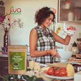 Jiva Organics moringa espolvoreada en ensalada para enriquecer comidas