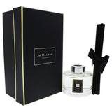 Jo Malone difusor en sala mostrando cómo perfuma el hogar con una atmósfera acogedora