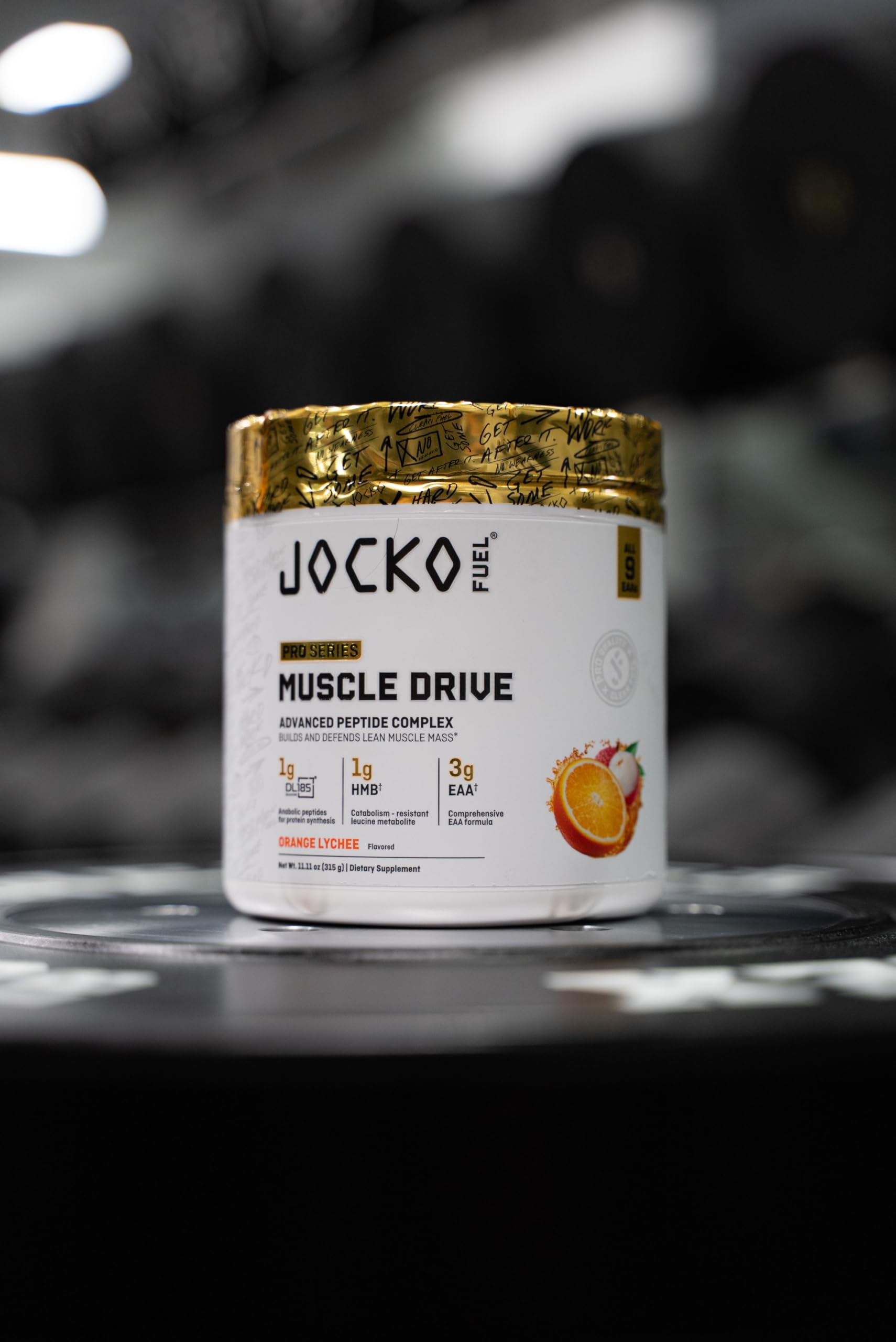 Jocko Fuel producto en ambiente de gimnasio que sugiere enfoque y rendimiento