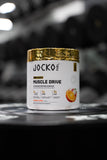 Jocko Fuel producto en ambiente de gimnasio que sugiere enfoque y rendimiento