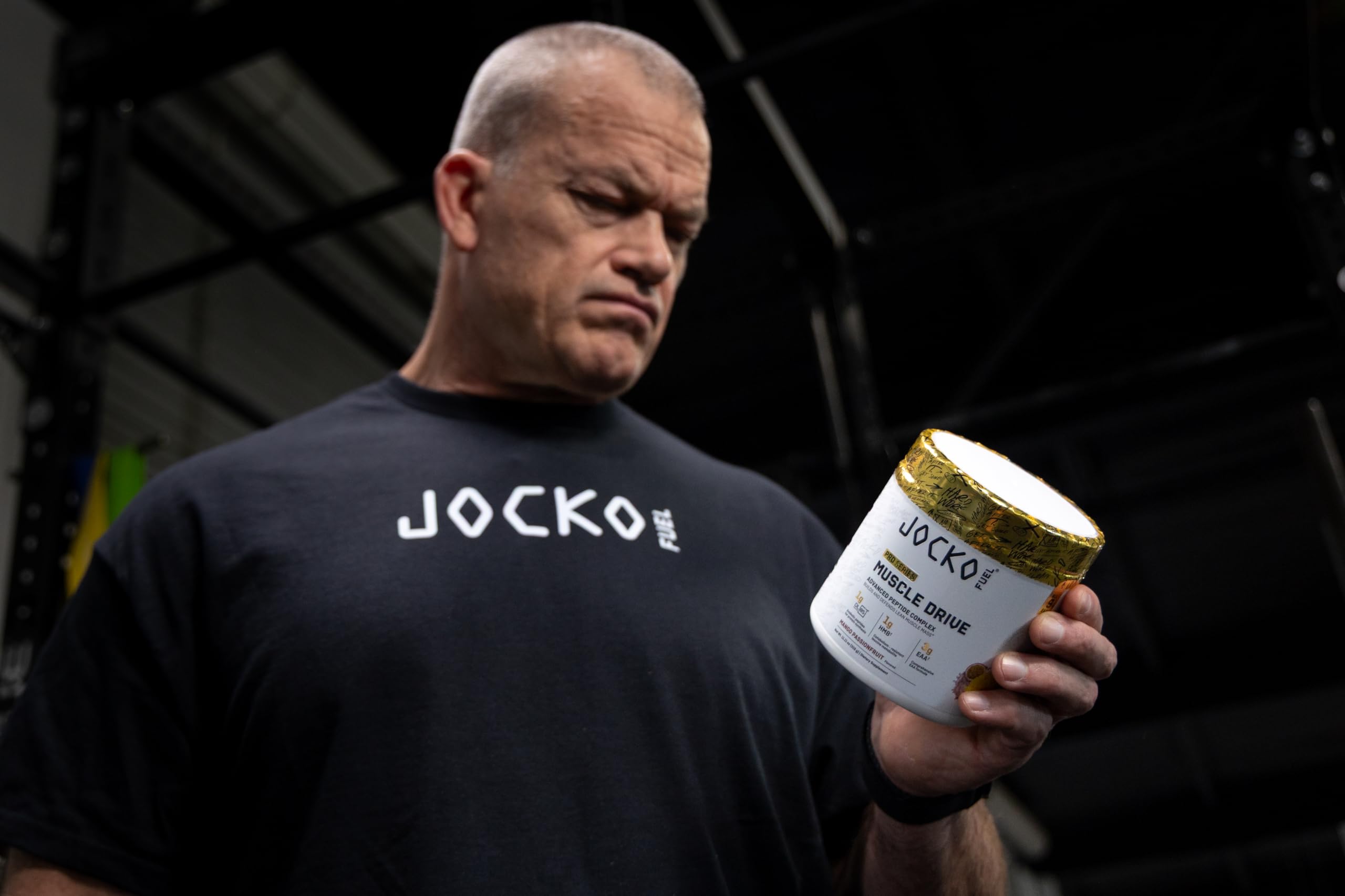 Jocko Fuel detalle de ingredientes clave di-leucina y HMB, evidencia respaldo científico