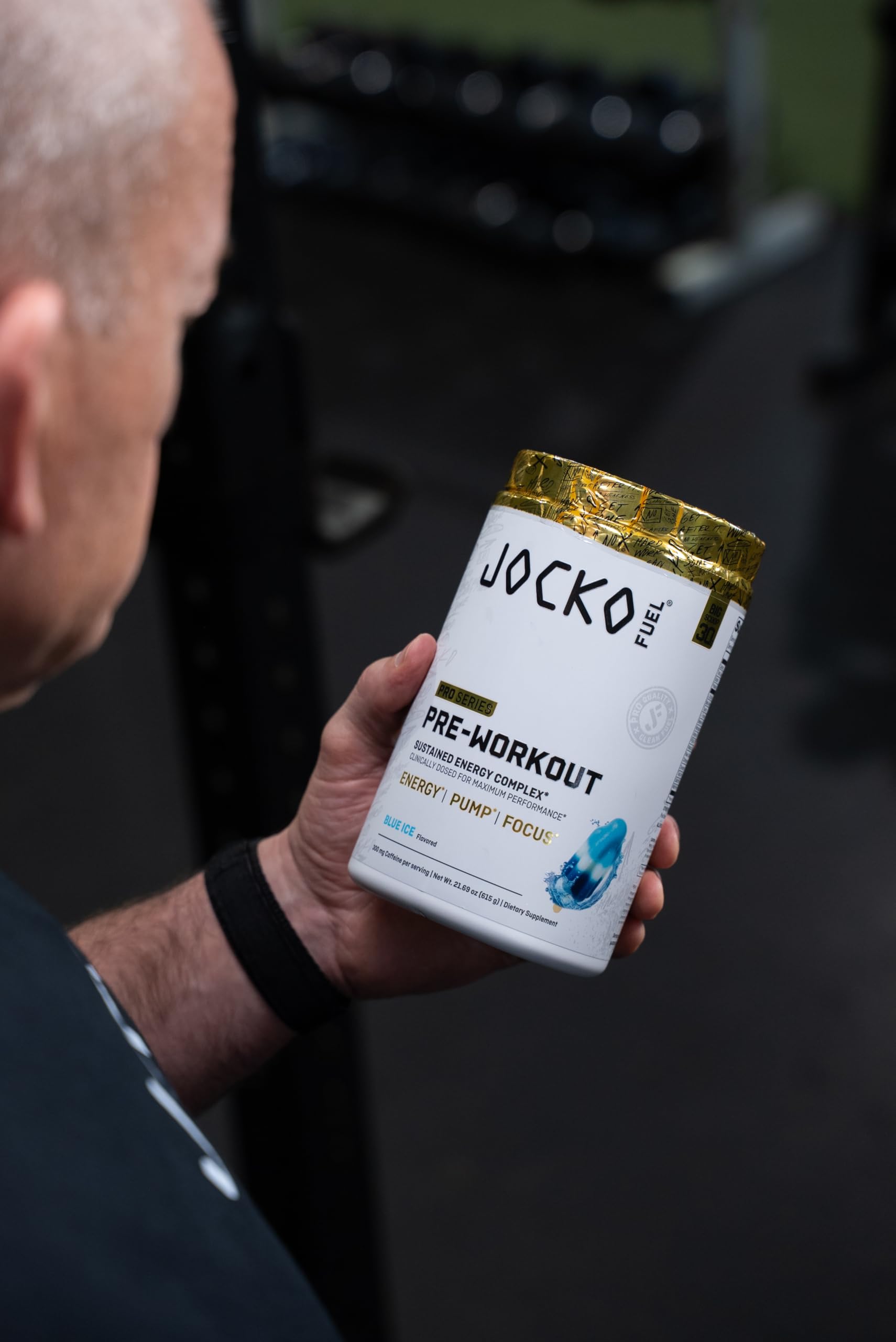 Jocko Fuel atleta en gimnasio usando el producto antes de entrenar