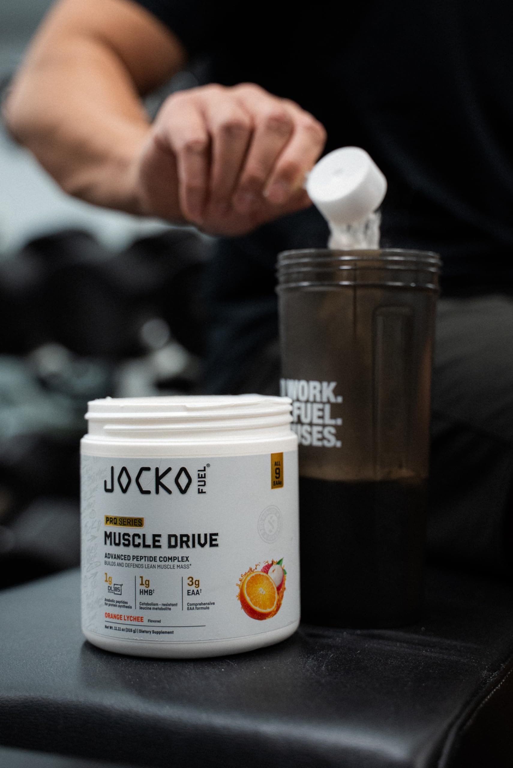 Jocko Fuel bebida preparada junto a pesas para recuperación inmediata