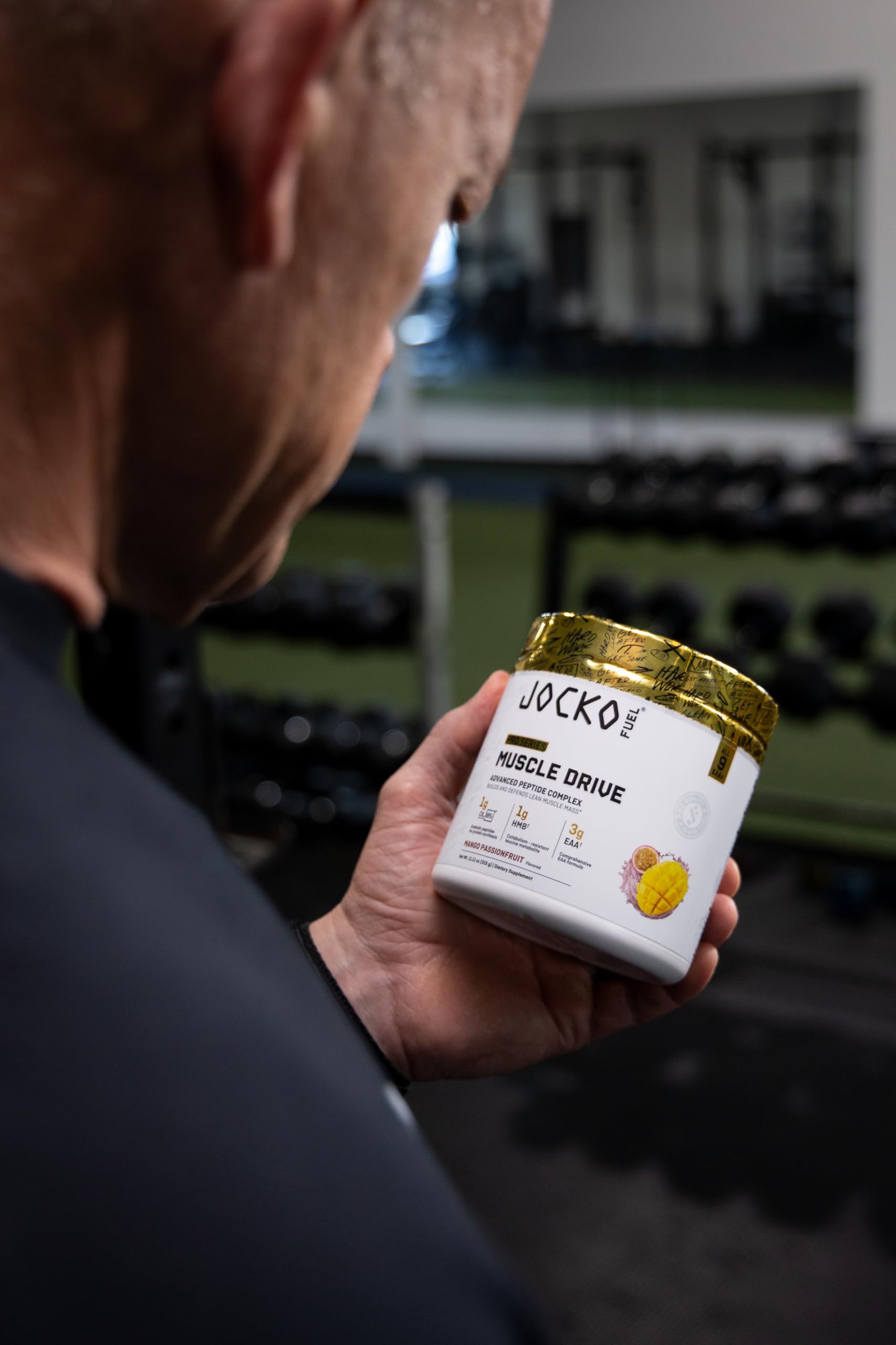 Jocko Fuel atleta tomando el producto tras entrenar, destaca recuperación y rendimiento