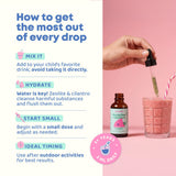 JoySpring botella junto a una mano para comparar tamaño y porción diaria