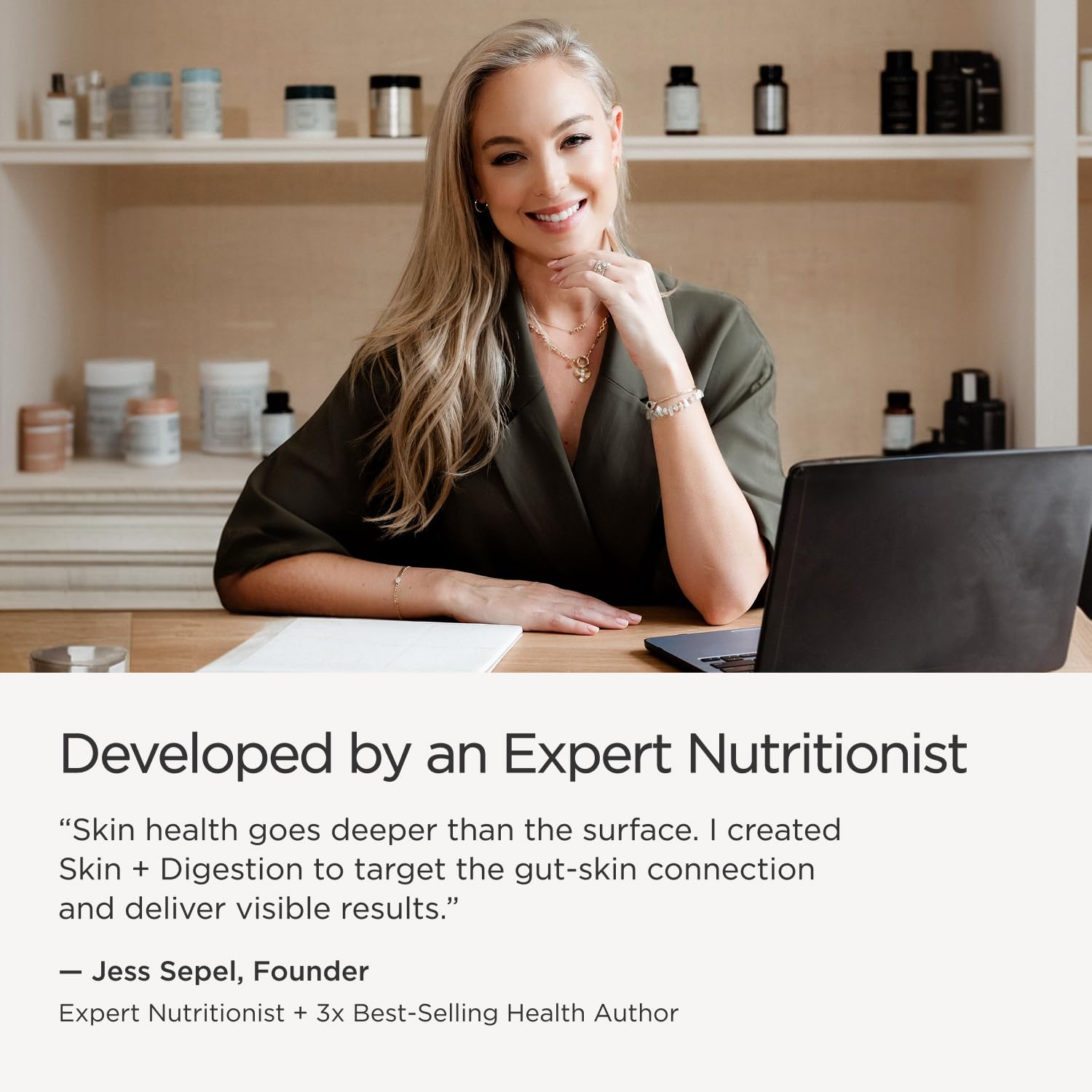 JSHealth mano sosteniendo tableta para comparar tamaño y dosificación