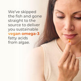 Juice Plus+ frasco junto a un vaso de agua en rutina matutina para adherencia diaria
