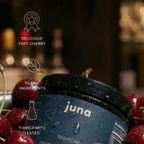 Juna Nightcap gomita en mano para comparar tamaño y dosificación visual