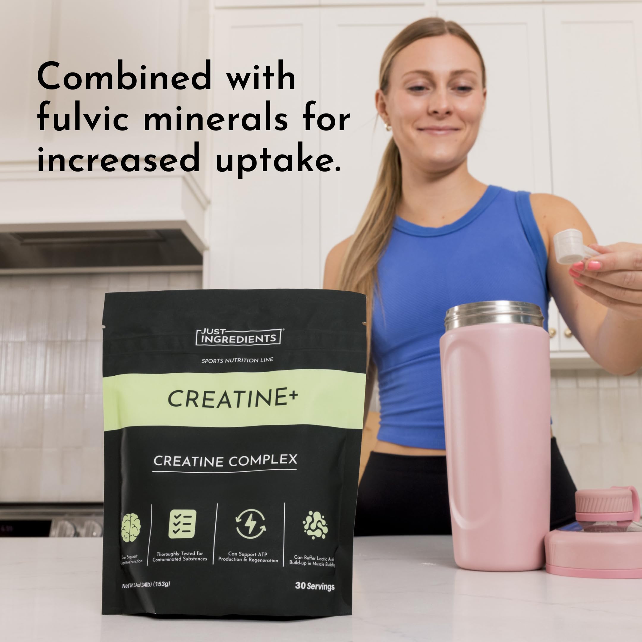 JUST INGREDIENTS creatina disuelta en vaso demostrando fácil uso