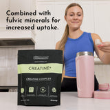 JUST INGREDIENTS creatina disuelta en vaso demostrando fácil uso