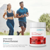 Persona tomando Juvenon BloodFlow-7 antes del entrenamiento para mejorar rendimiento