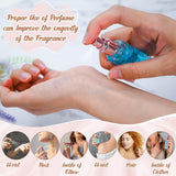 JUYRLE persona mezclando aceites para diseñar su fragancia personal