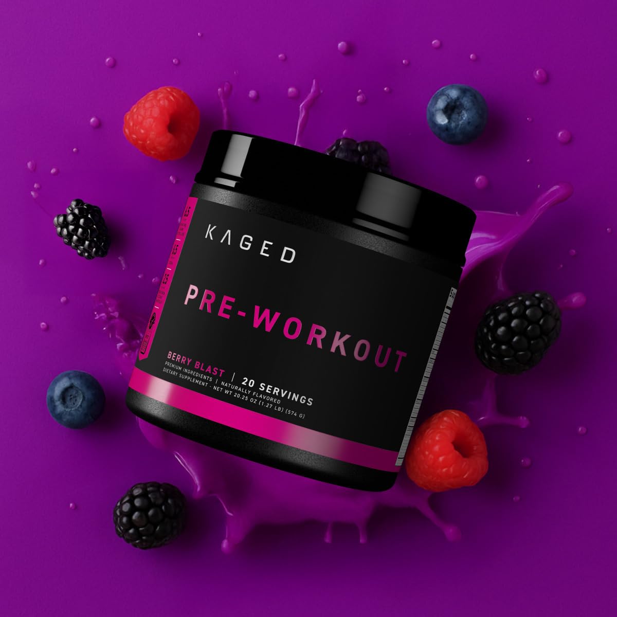 Kaged atleta consumiendo el producto antes de entrenar, mejora de enfoque y rendimiento