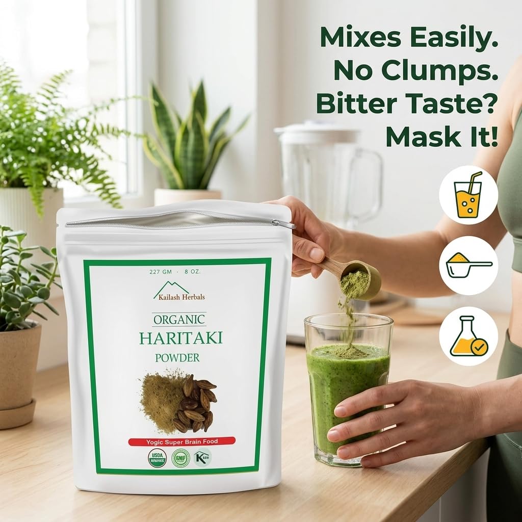 Kailash Herbals polvo de Haritaki junto a manos para comparar tamaño