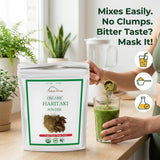 Kailash Herbals polvo de Haritaki junto a manos para comparar tamaño